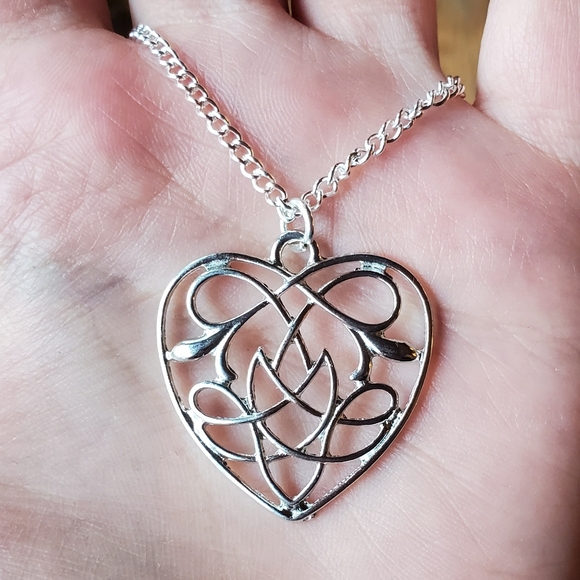 NWOT Silver Celtic Knot Heart Necklace - Picture 4 of 9